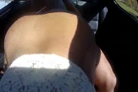 Hot latinos baise dans la voiture.