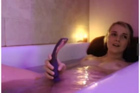 Samanthas, adolescente lesbienne et gode noir, baise dans le bain.