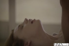 Une séance de sexe lesbien passionnée se termine par un crépitement intense.