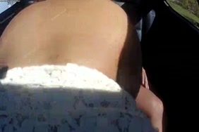 Baiser ma femme dans la voiture après le travail.