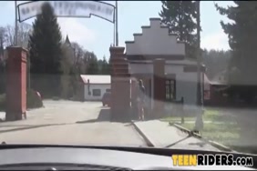 Fille qui se fait deshabiller a la piscine